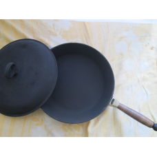 Сковороди чавунні кругле з дерев“яною і знімною ручкою