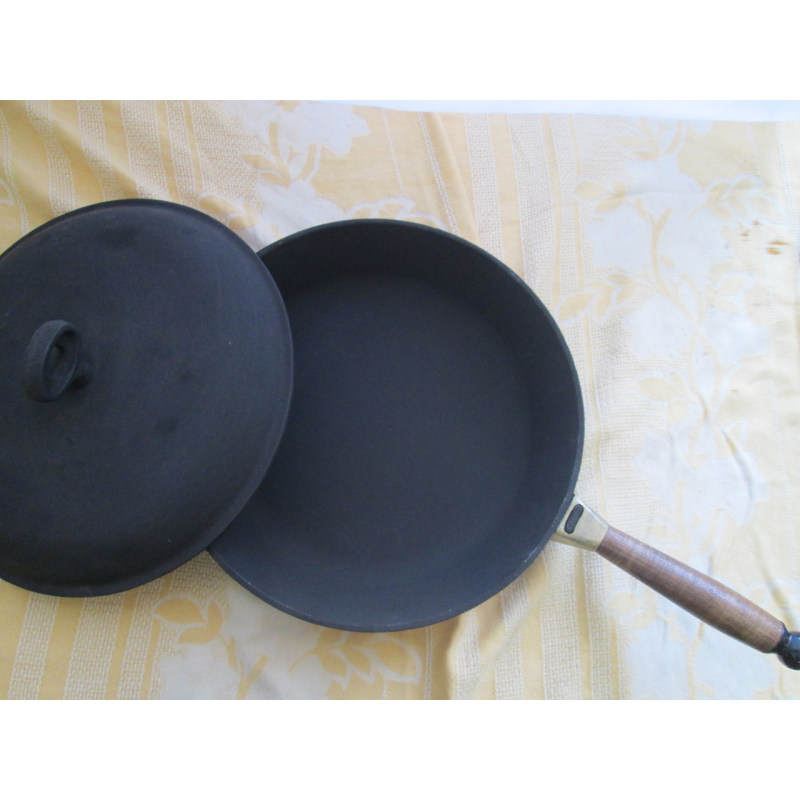 Сковороди чавунні кругле з дерев“яною і знімною ручкою